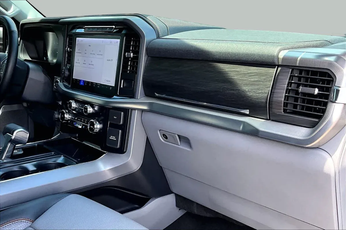 2024 Ford F-150 LARIAT thumbnail 19