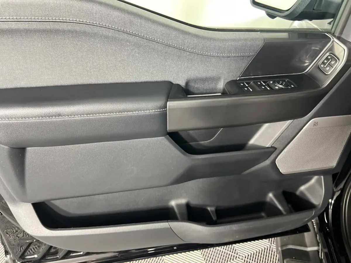 2024 Ford F-150 LARIAT thumbnail 16