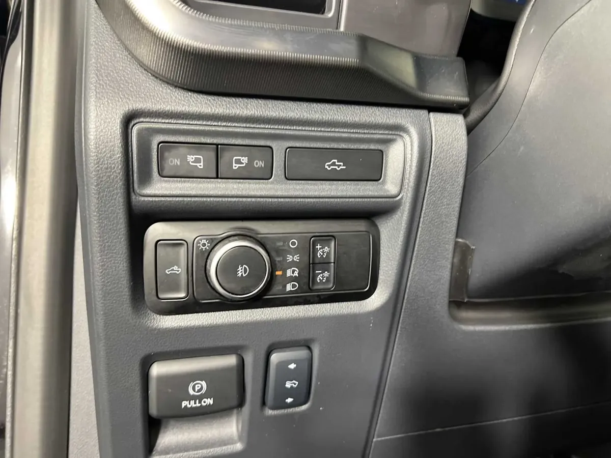 2024 Ford F-150 LARIAT thumbnail 39
