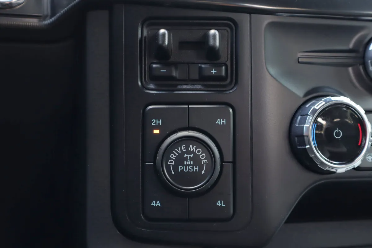 2024 Ford F-150 LARIAT thumbnail 24