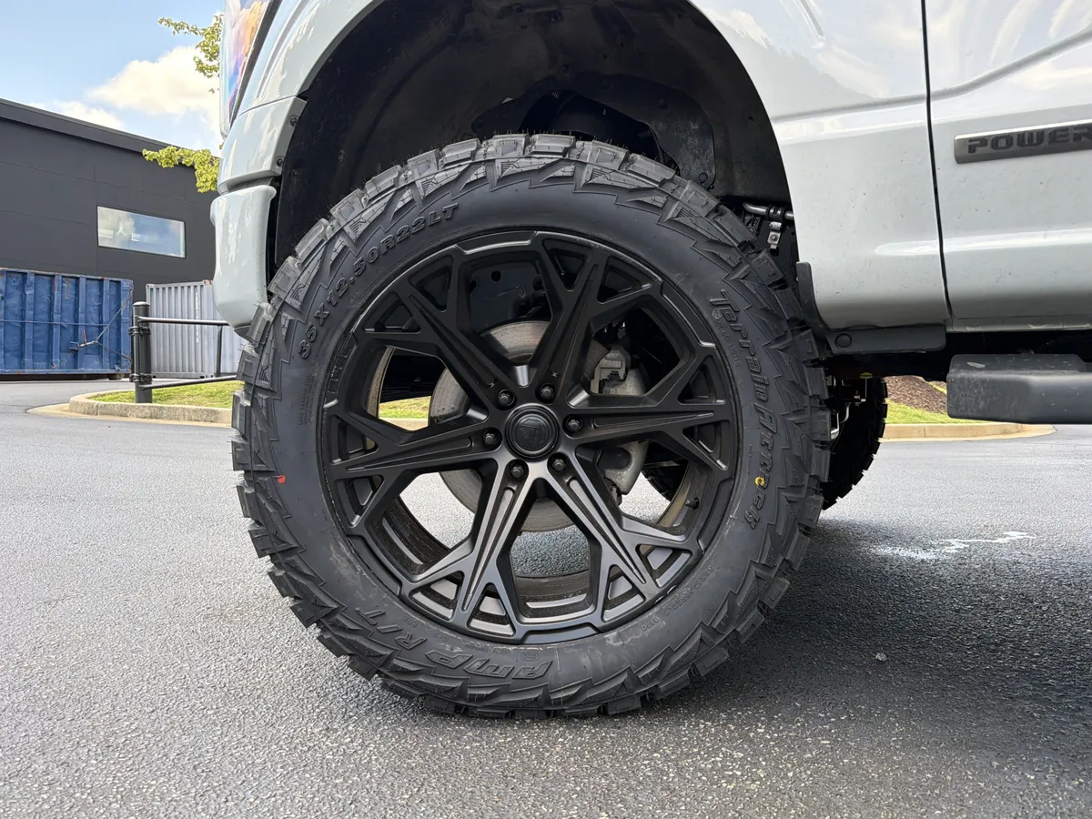 2024 Ford F-150 LARIAT thumbnail 13