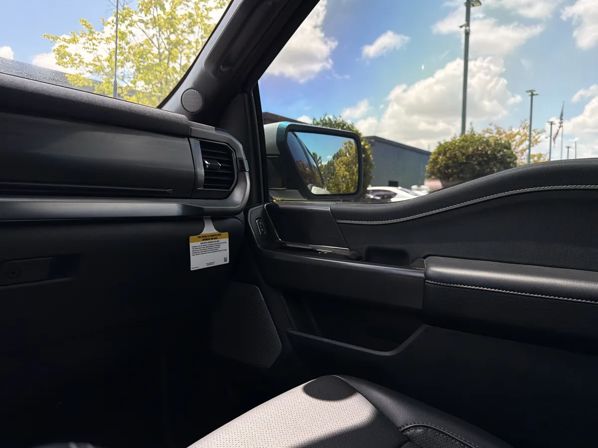 2024 Ford F-150 LARIAT thumbnail 23