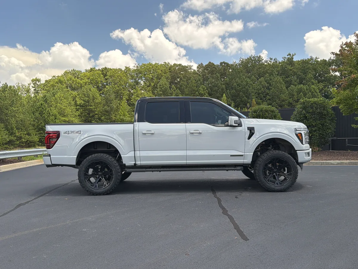 2024 Ford F-150 LARIAT thumbnail 4
