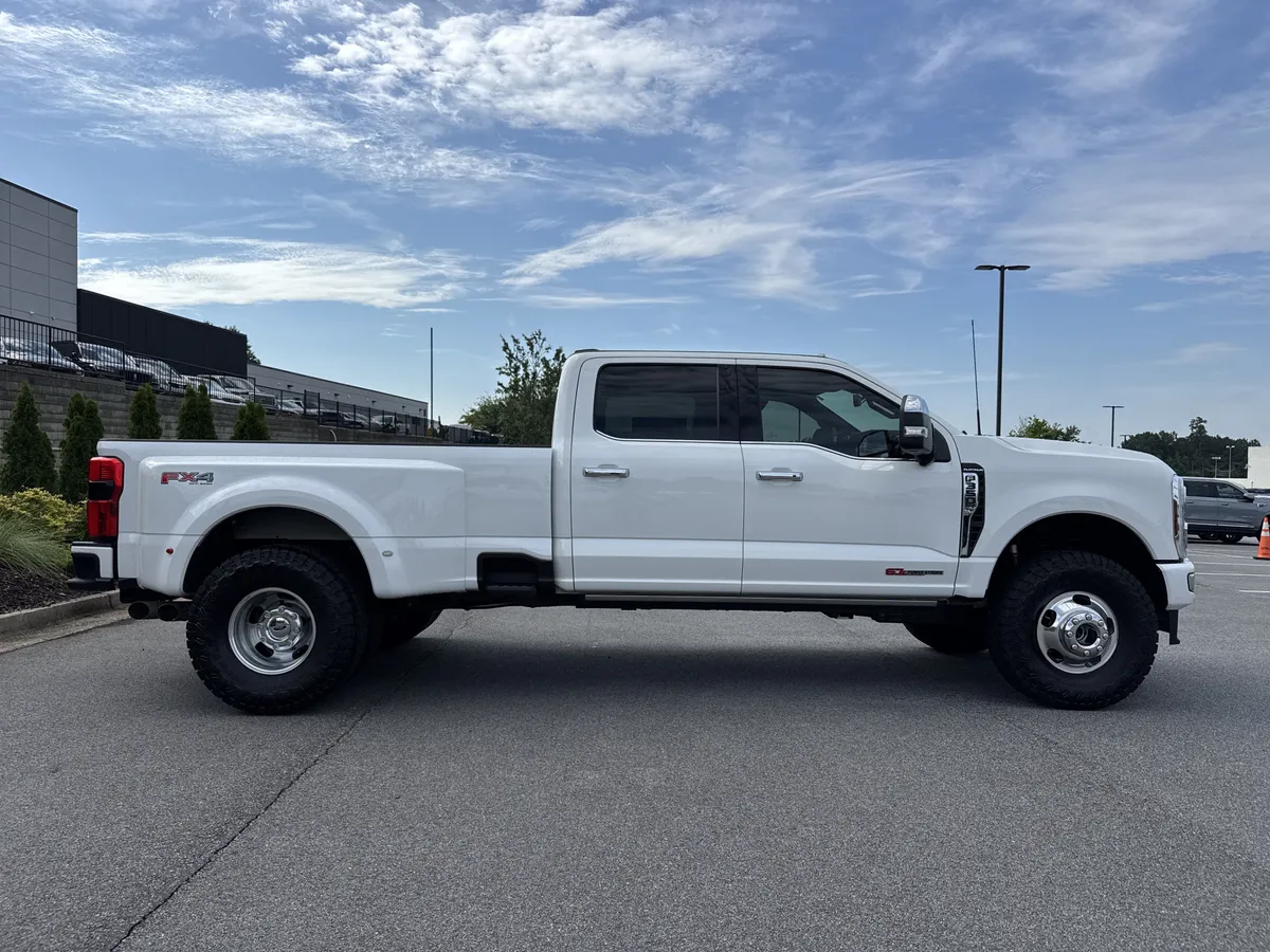 2024 Ford Super Duty F-350 DRW Platinum thumbnail 14