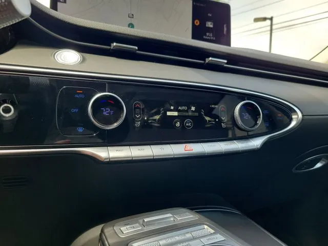 2024 Genesis GV70 thumbnail 24
