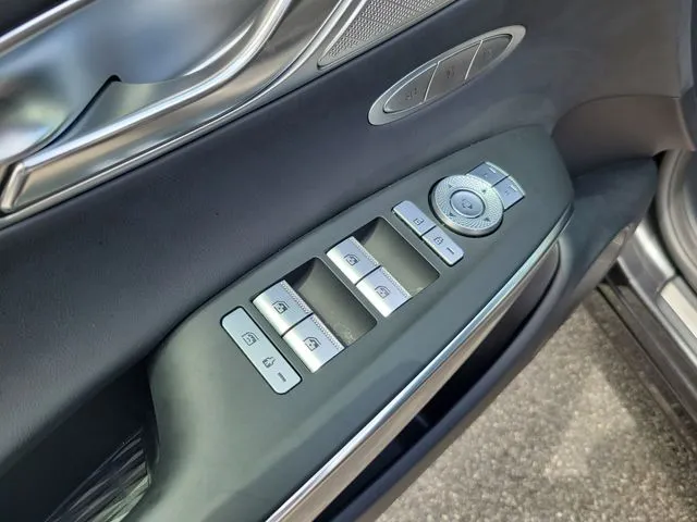 2024 Genesis GV70 thumbnail 9