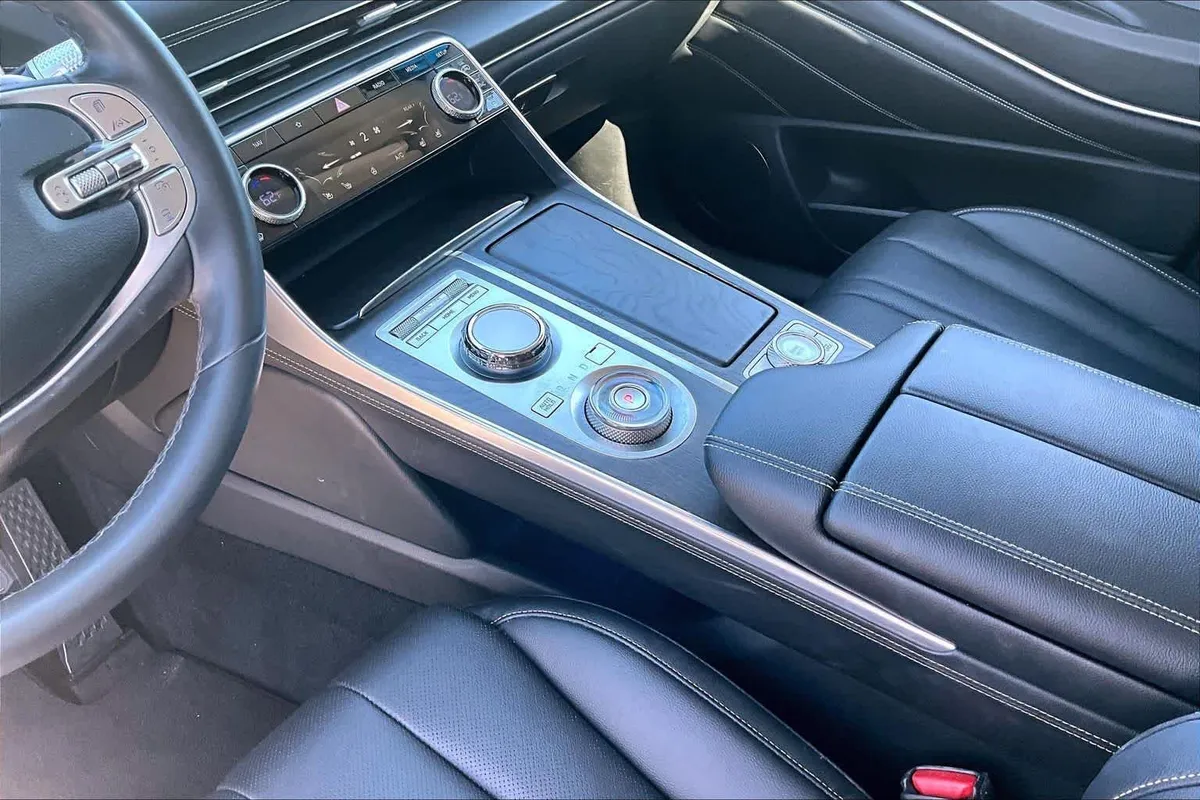 2024 Genesis GV80 thumbnail 17