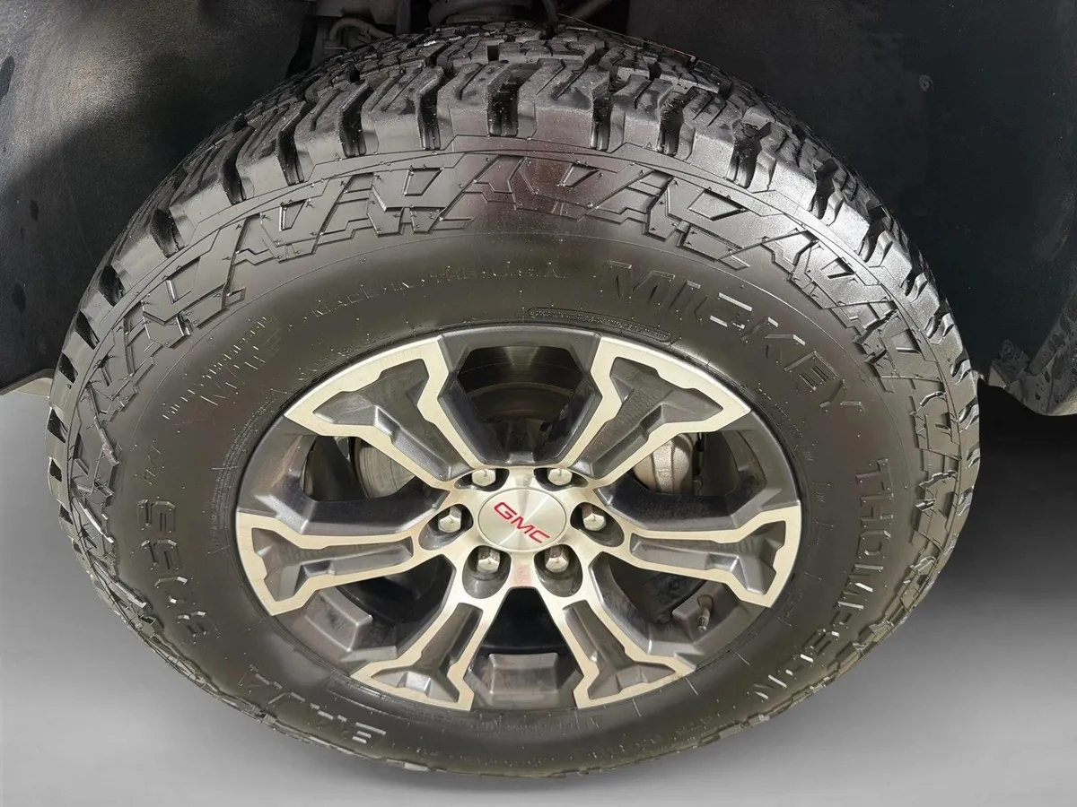 2024 GMC Canyon 4WD AT4 thumbnail 11