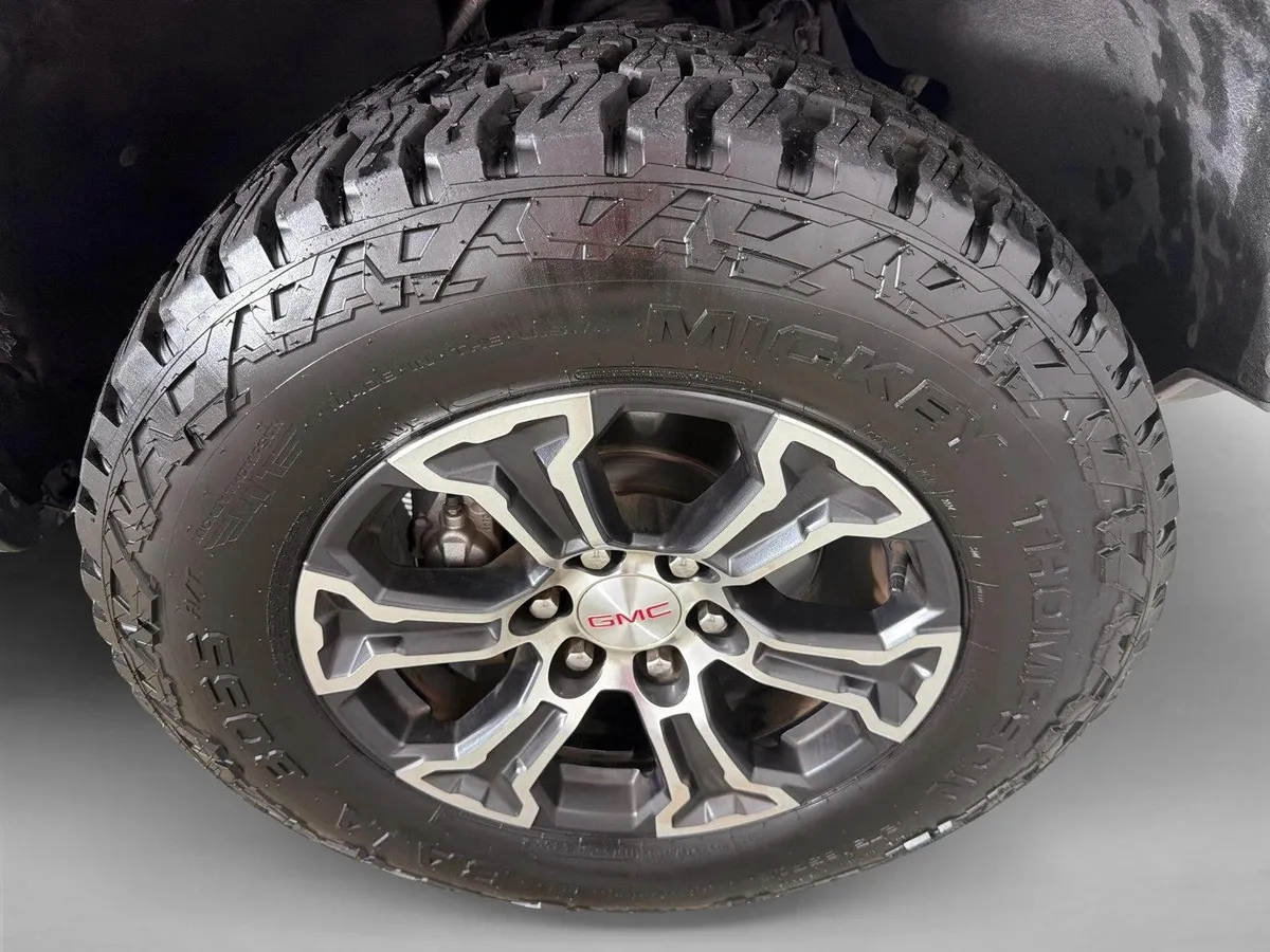 2024 GMC Canyon 4WD AT4 thumbnail 12