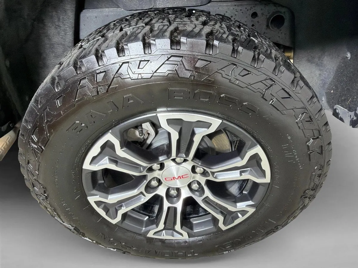 2024 GMC Canyon 4WD AT4 thumbnail 17