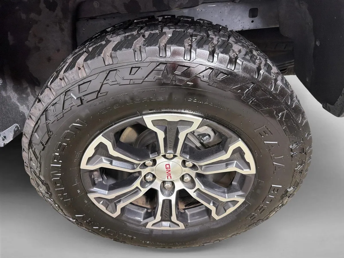 2024 GMC Canyon 4WD AT4 thumbnail 19