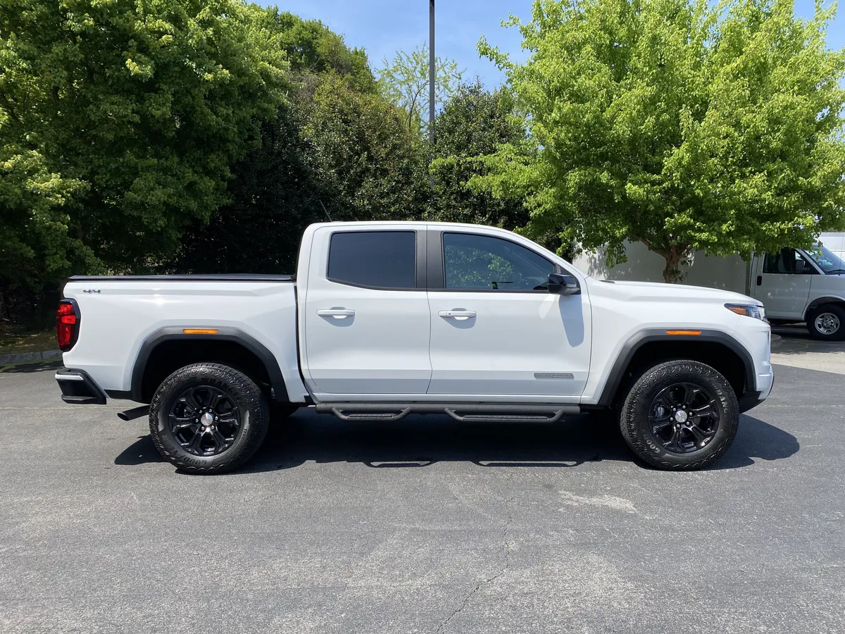 2024 GMC Canyon 4WD Elevation thumbnail 9