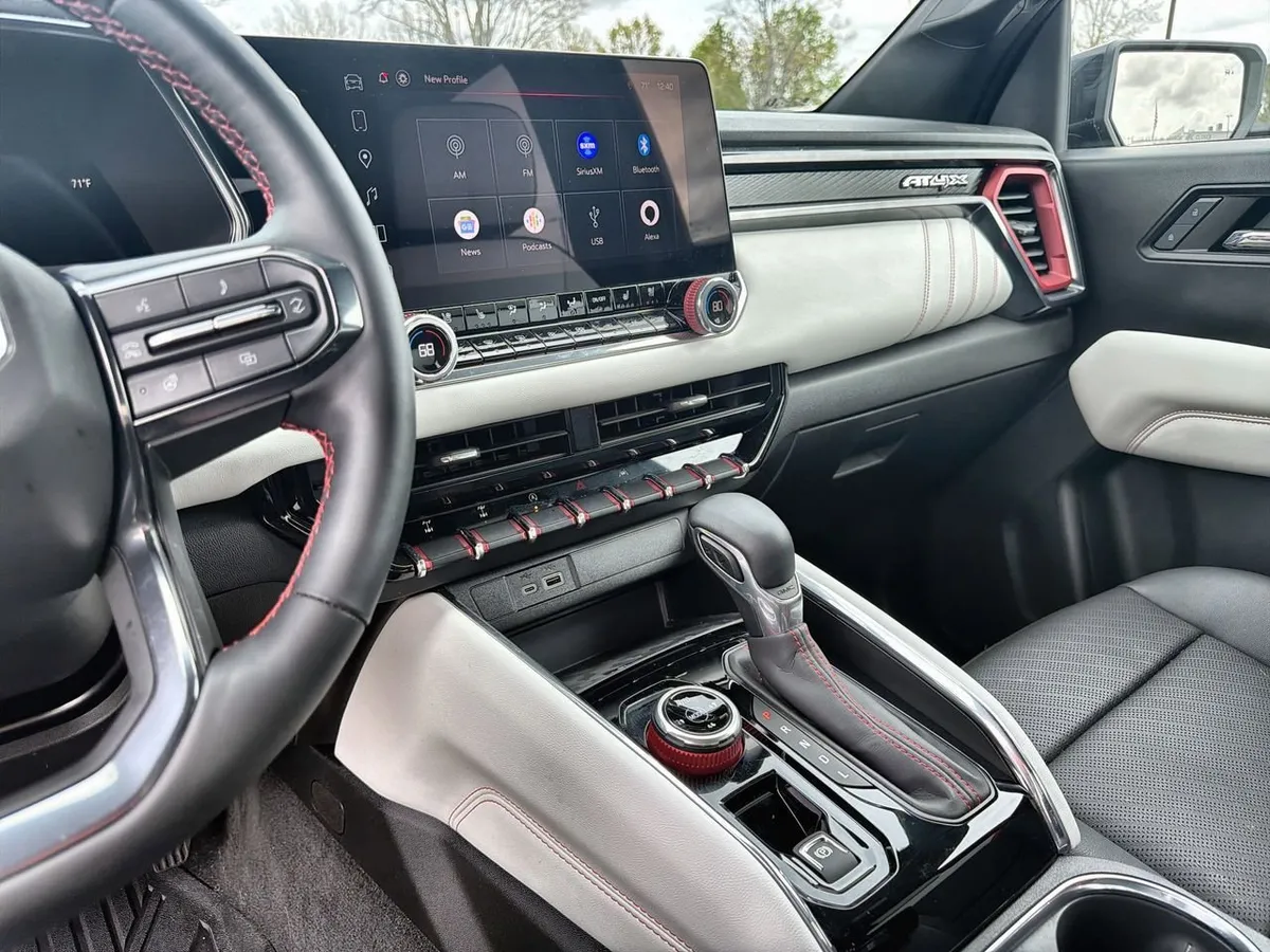 2024 GMC Canyon AT4X thumbnail 11