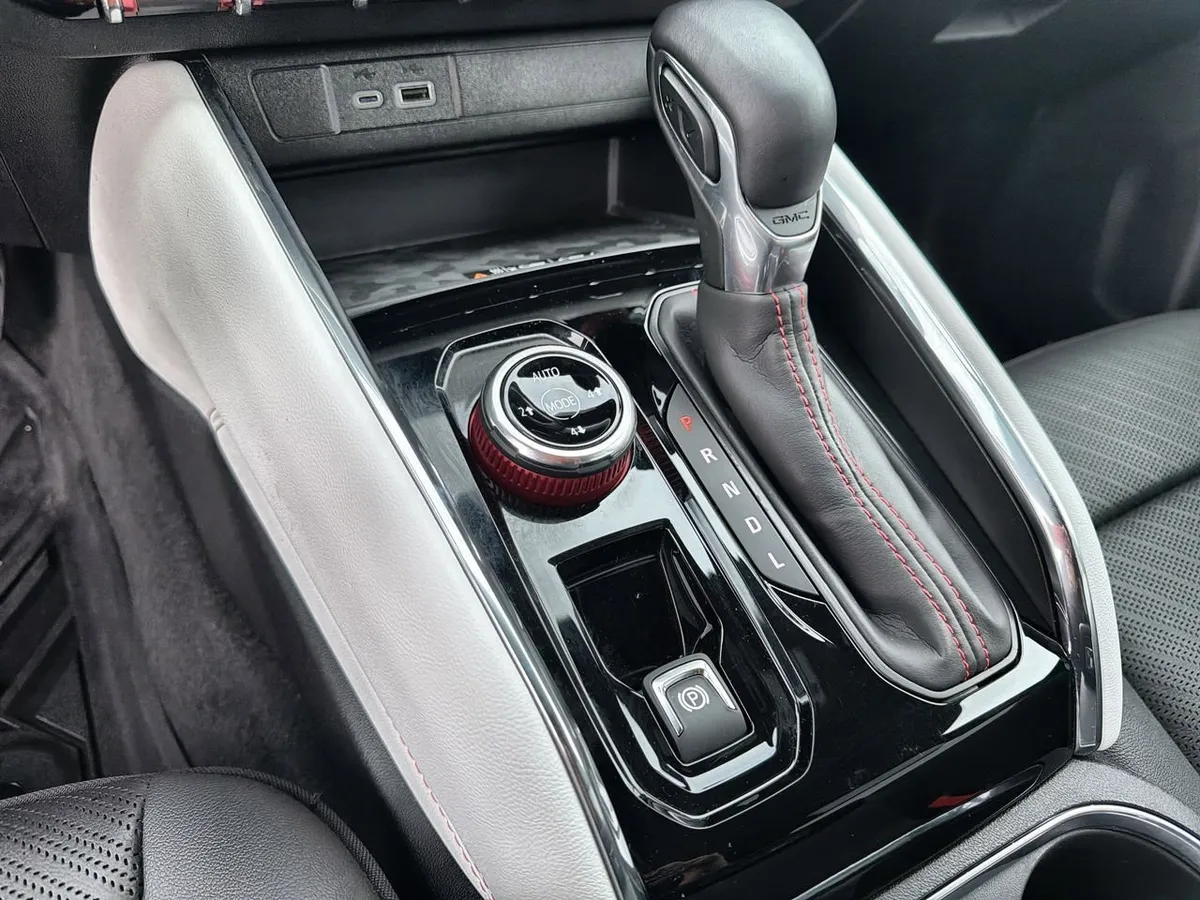 2024 GMC Canyon AT4X thumbnail 14