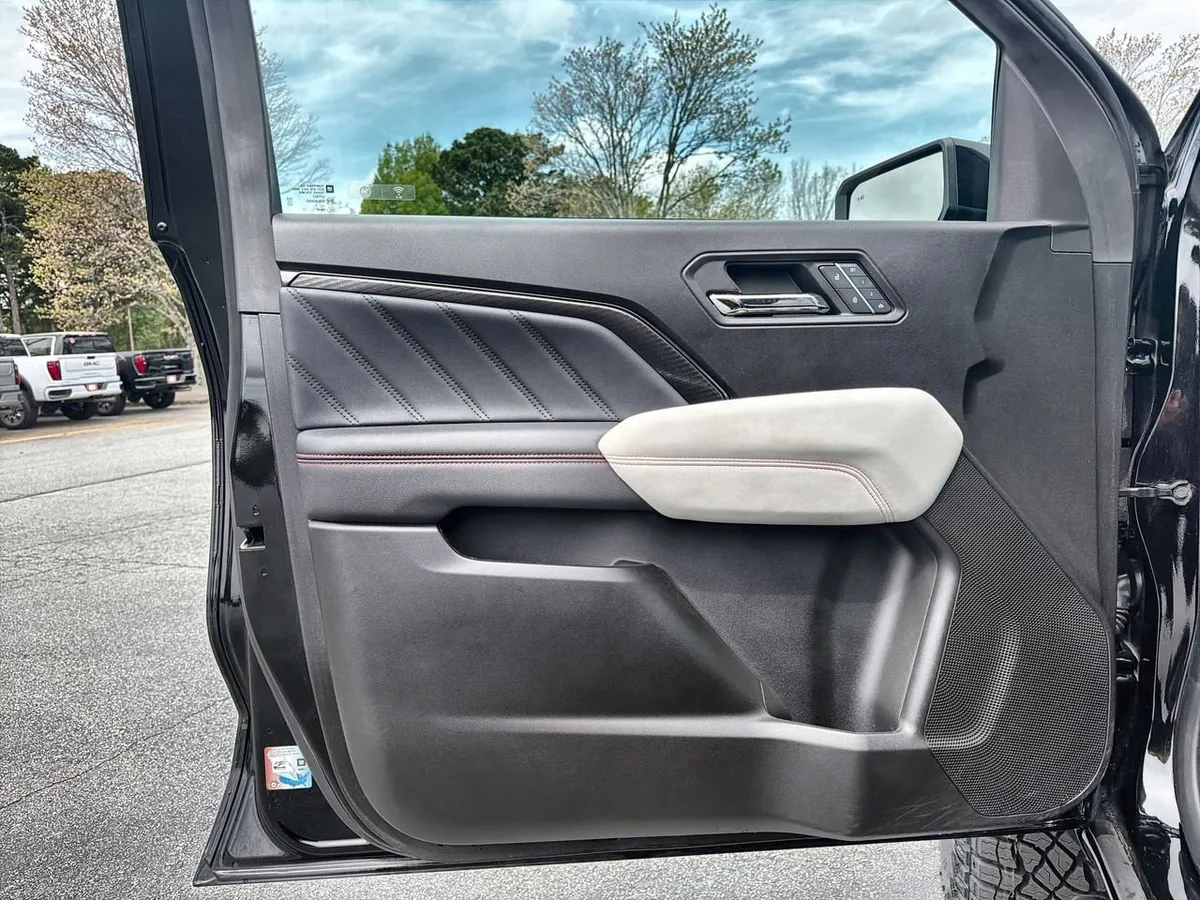 2024 GMC Canyon AT4X thumbnail 18
