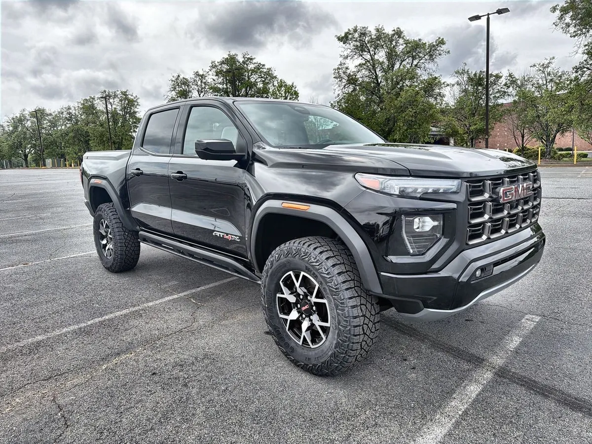 2024 GMC Canyon AT4X thumbnail 2
