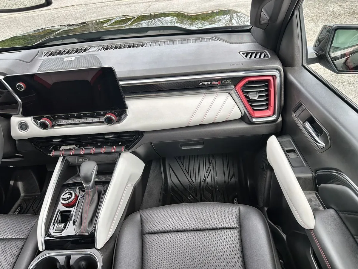 2024 GMC Canyon AT4X thumbnail 24