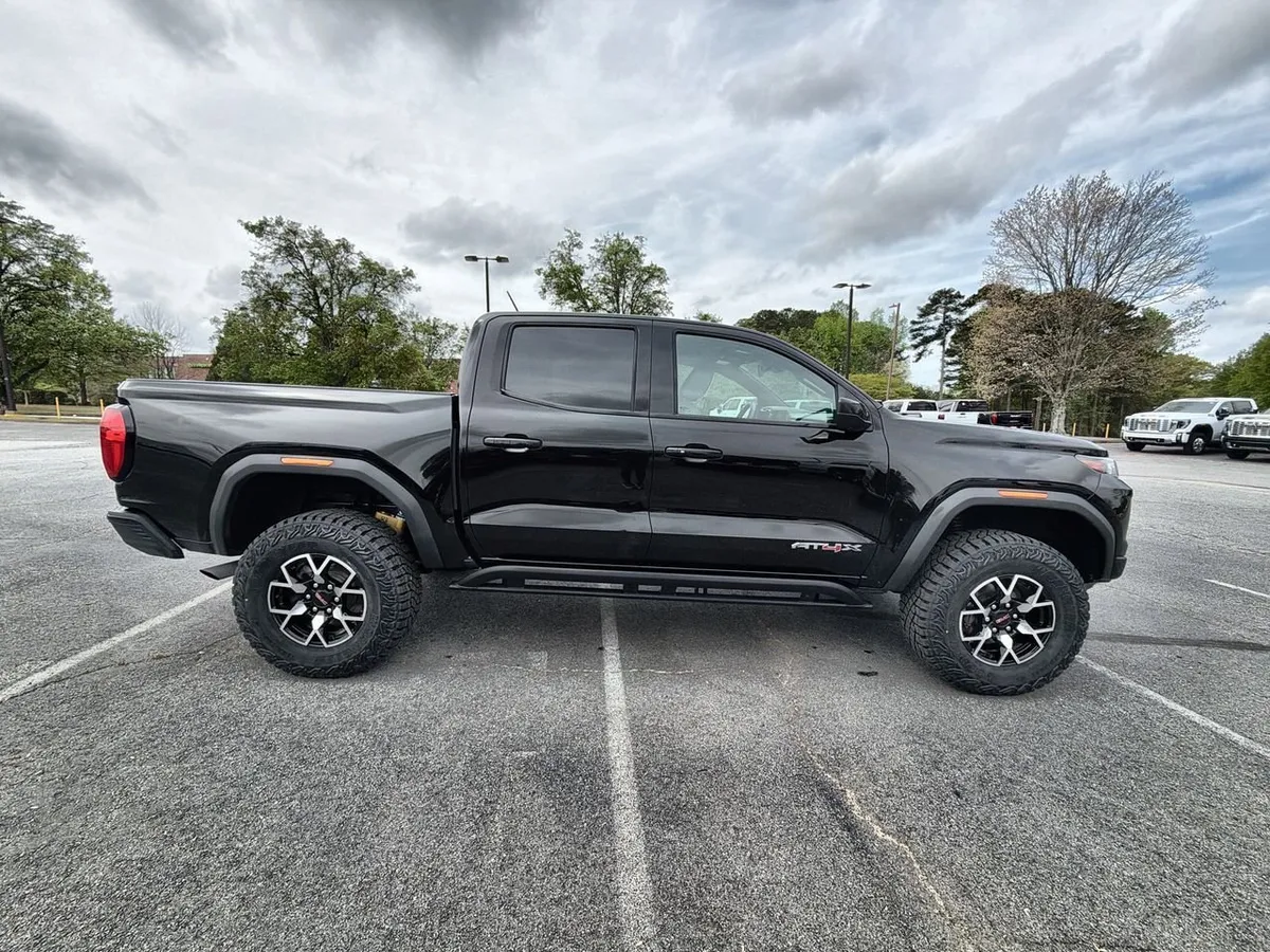 2024 GMC Canyon AT4X thumbnail 9