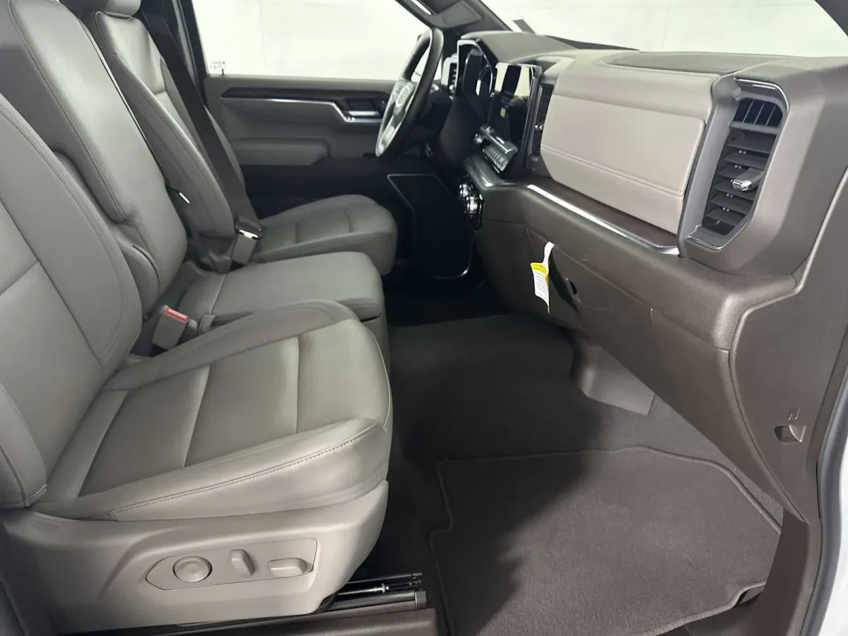 2024 GMC Sierra 1500 SLT thumbnail 17