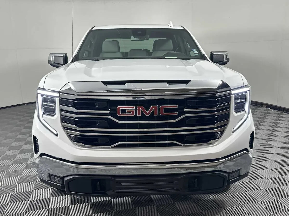 2024 GMC Sierra 1500 SLT thumbnail 2
