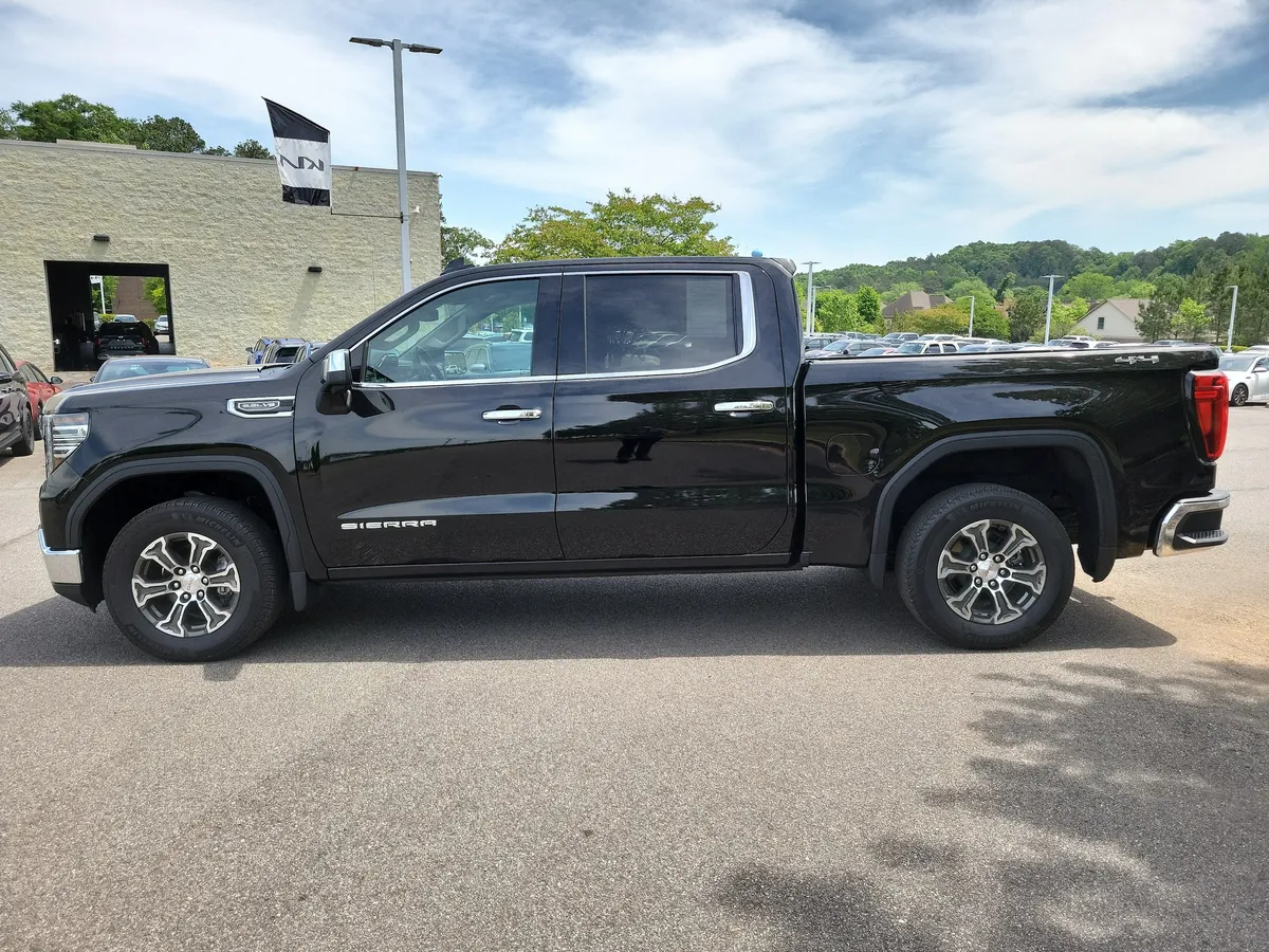 2024 GMC Sierra 1500 SLT thumbnail 2