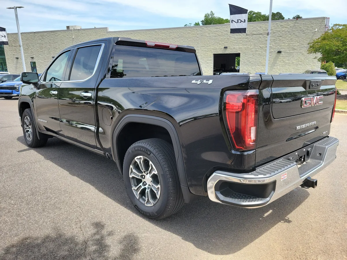 2024 GMC Sierra 1500 SLT thumbnail 3