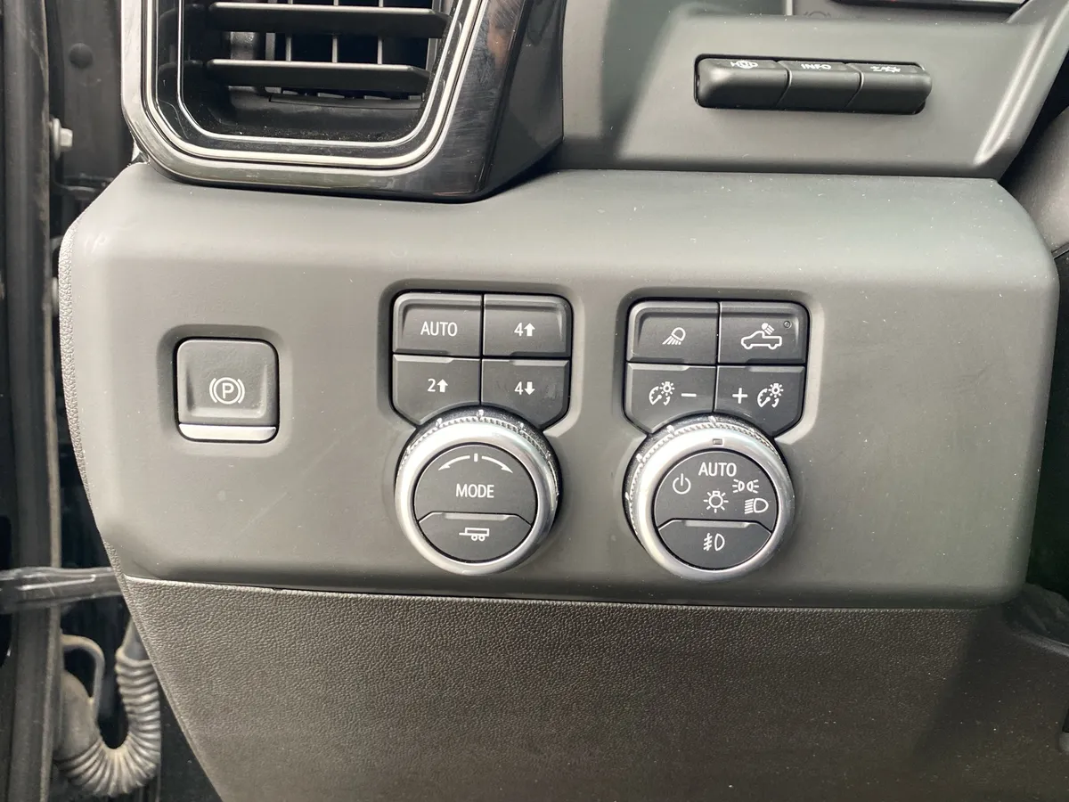 2024 GMC Sierra 2500HD AT4X thumbnail 30