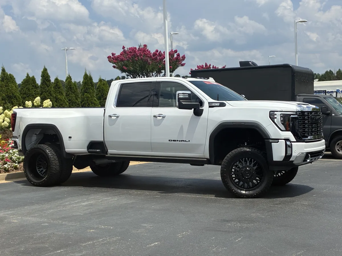 2024 GMC Sierra 3500 HD Denali DRW thumbnail 3