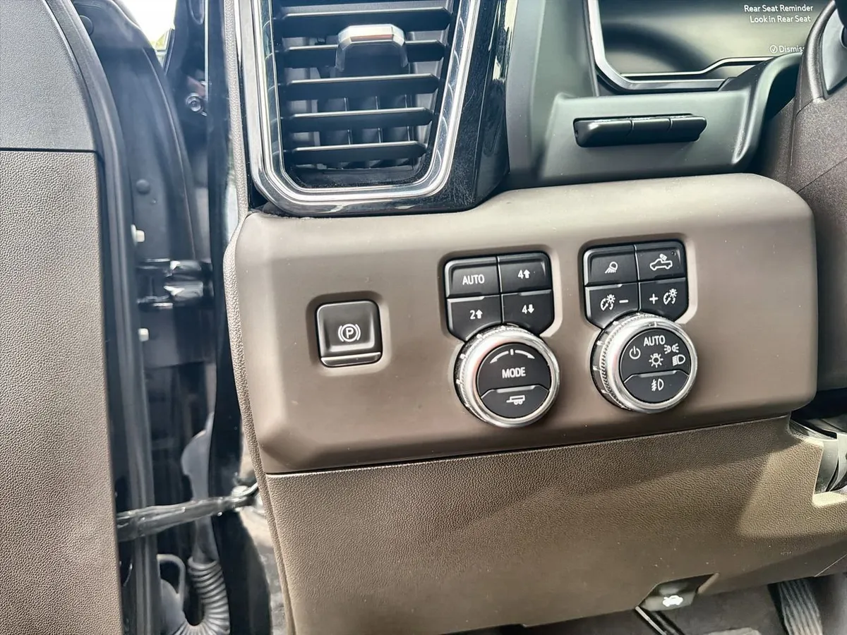 2024 GMC Sierra 3500 HD Denali thumbnail 15