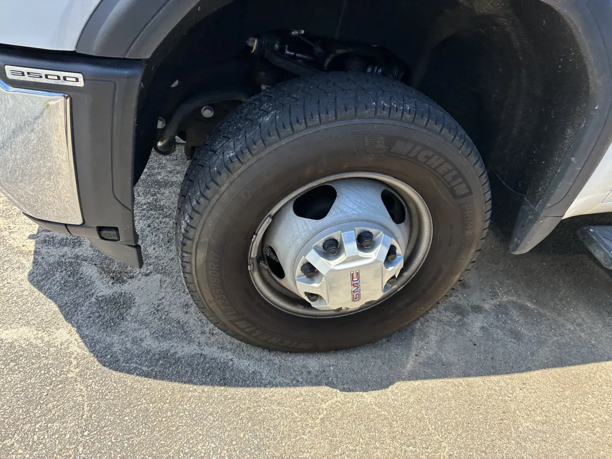 2024 GMC Sierra 3500 HD Pro DRW thumbnail 5