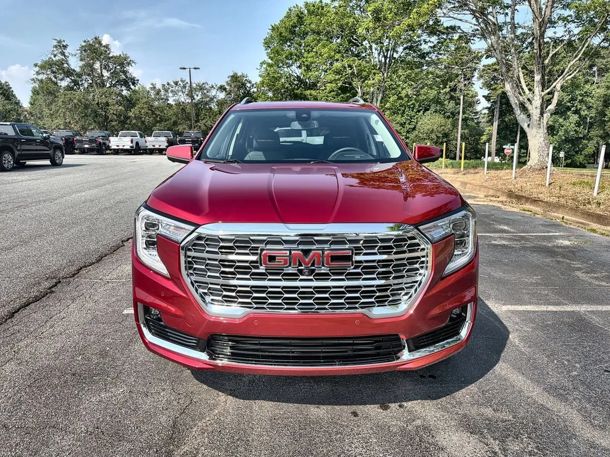 2024 GMC Terrain Denali thumbnail 3