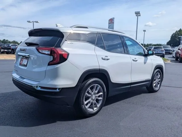 2024 GMC Terrain SLT thumbnail 3