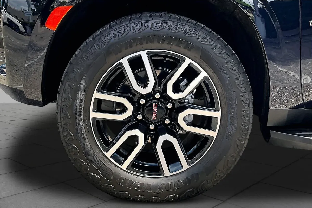 2024 GMC Yukon AT4 thumbnail 11