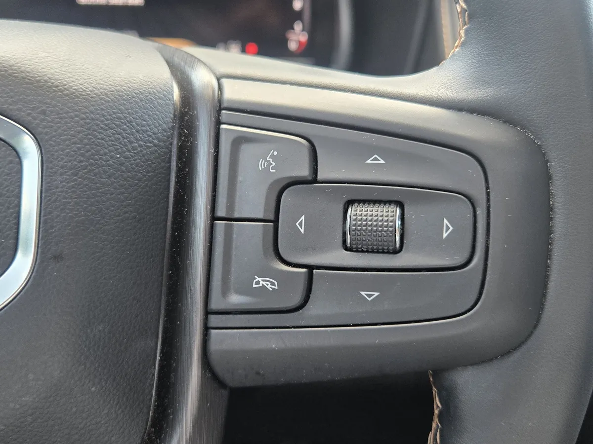 2024 GMC Yukon AT4 thumbnail 31
