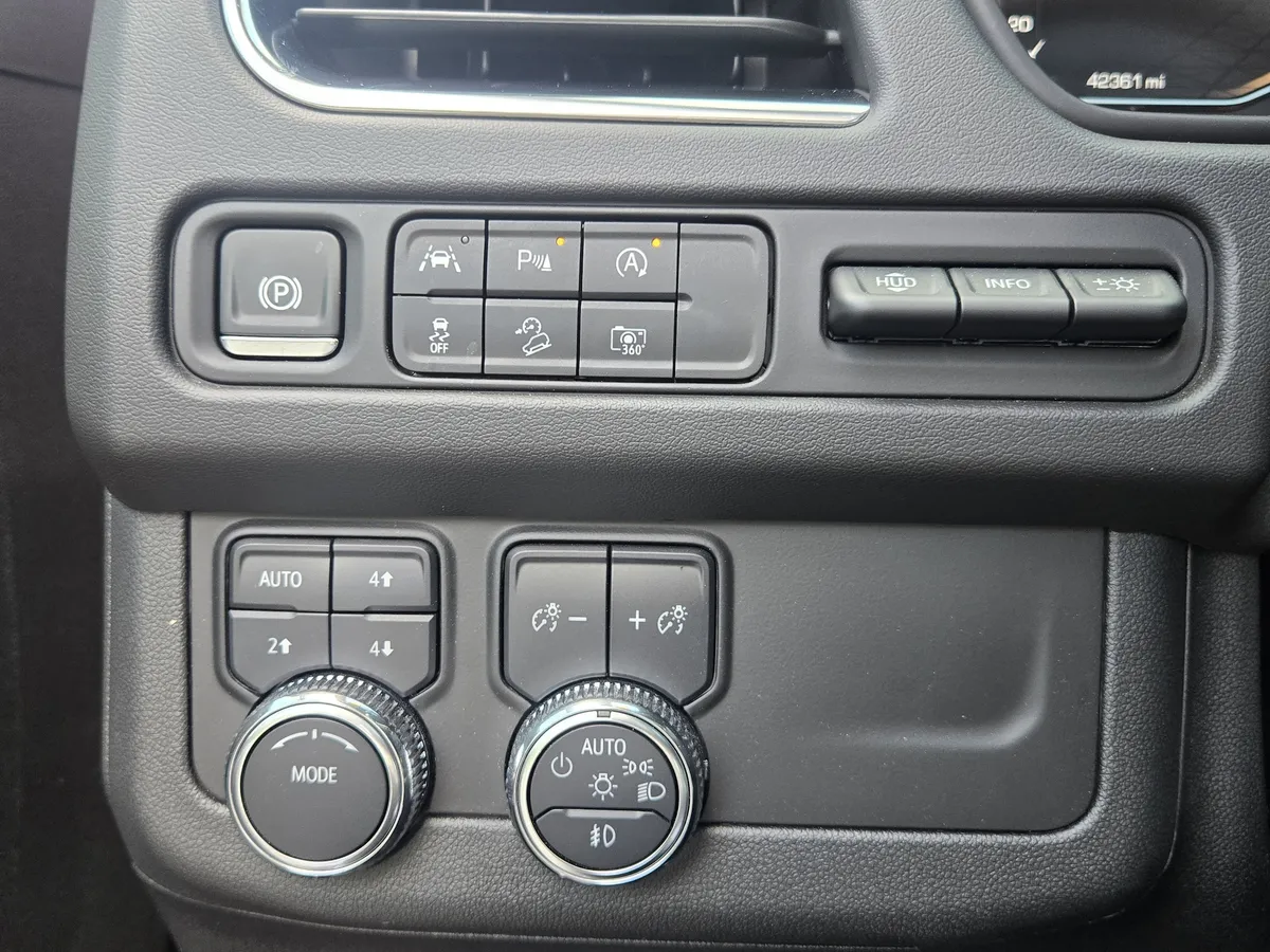 2024 GMC Yukon AT4 thumbnail 33