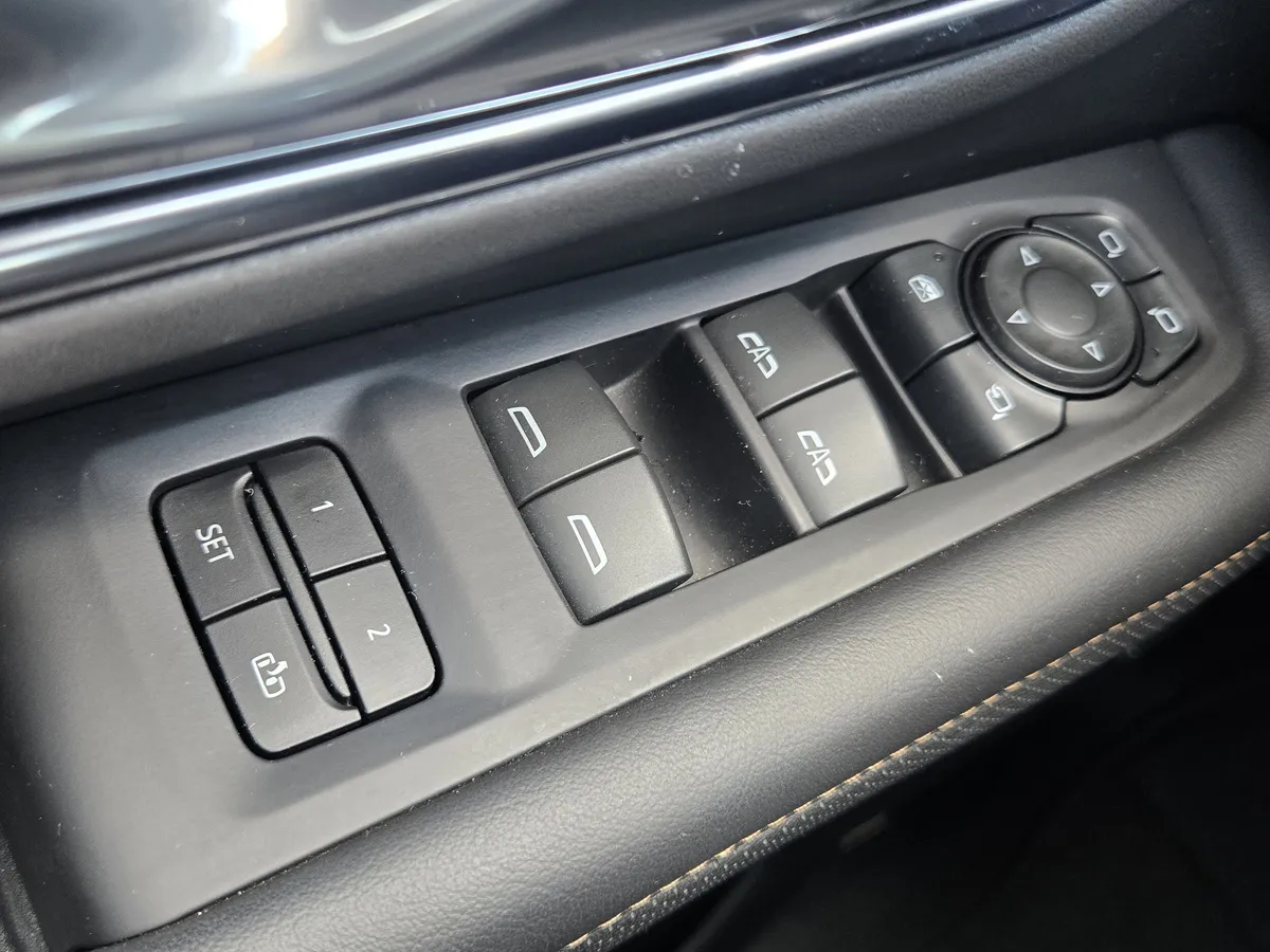 2024 GMC Yukon AT4 thumbnail 35