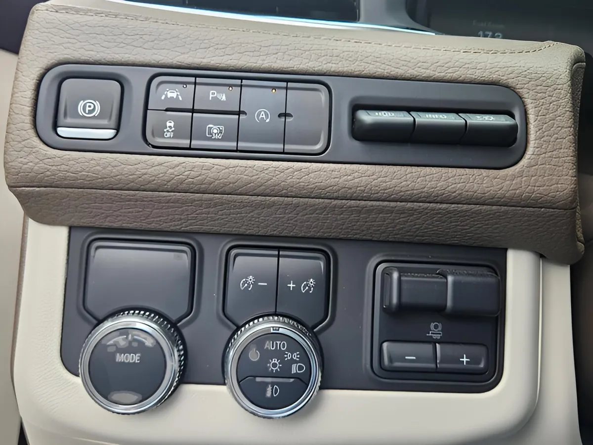 2024 GMC Yukon Denali thumbnail 15