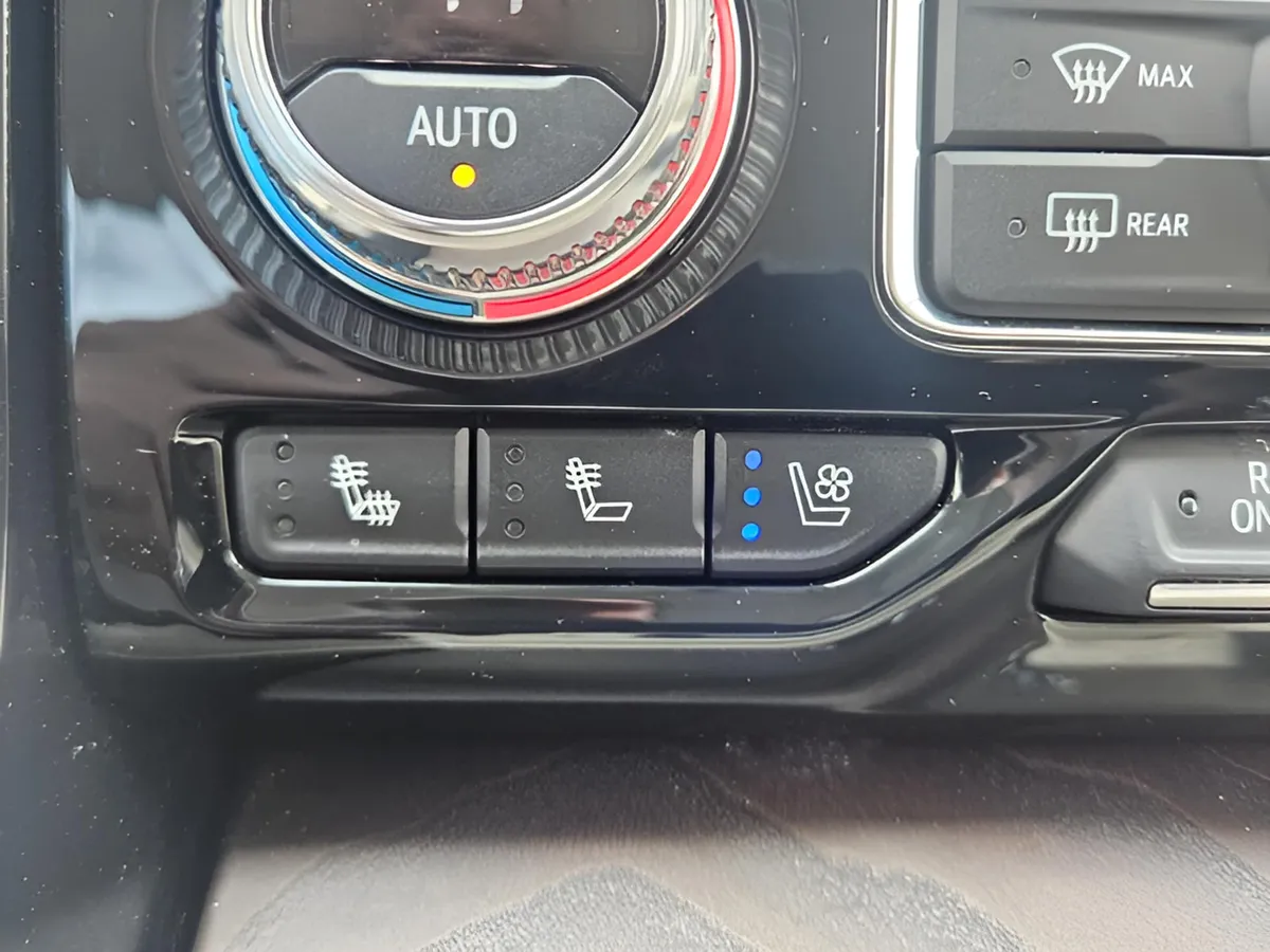2024 GMC Yukon Denali thumbnail 21