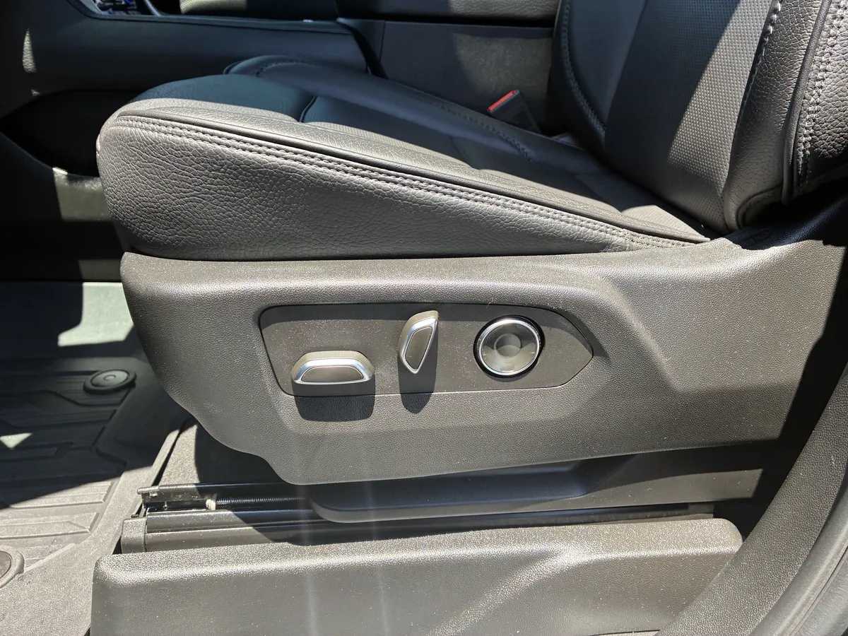 2024 GMC Yukon XL Denali thumbnail 26
