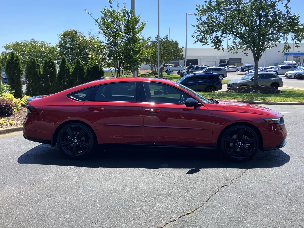 2024 Honda Accord Hybrid Sport-L Sedan thumbnail 11