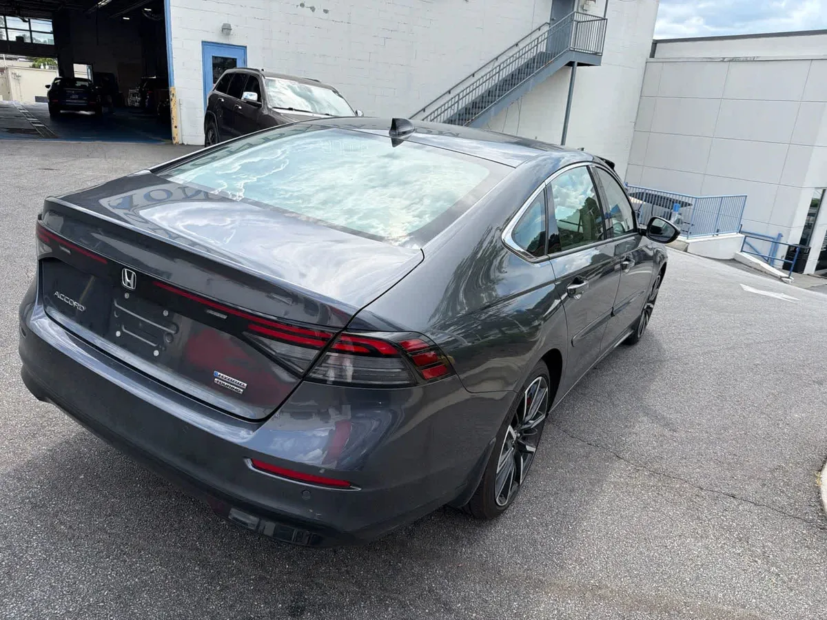 2024 Honda Accord Hybrid Touring thumbnail 12