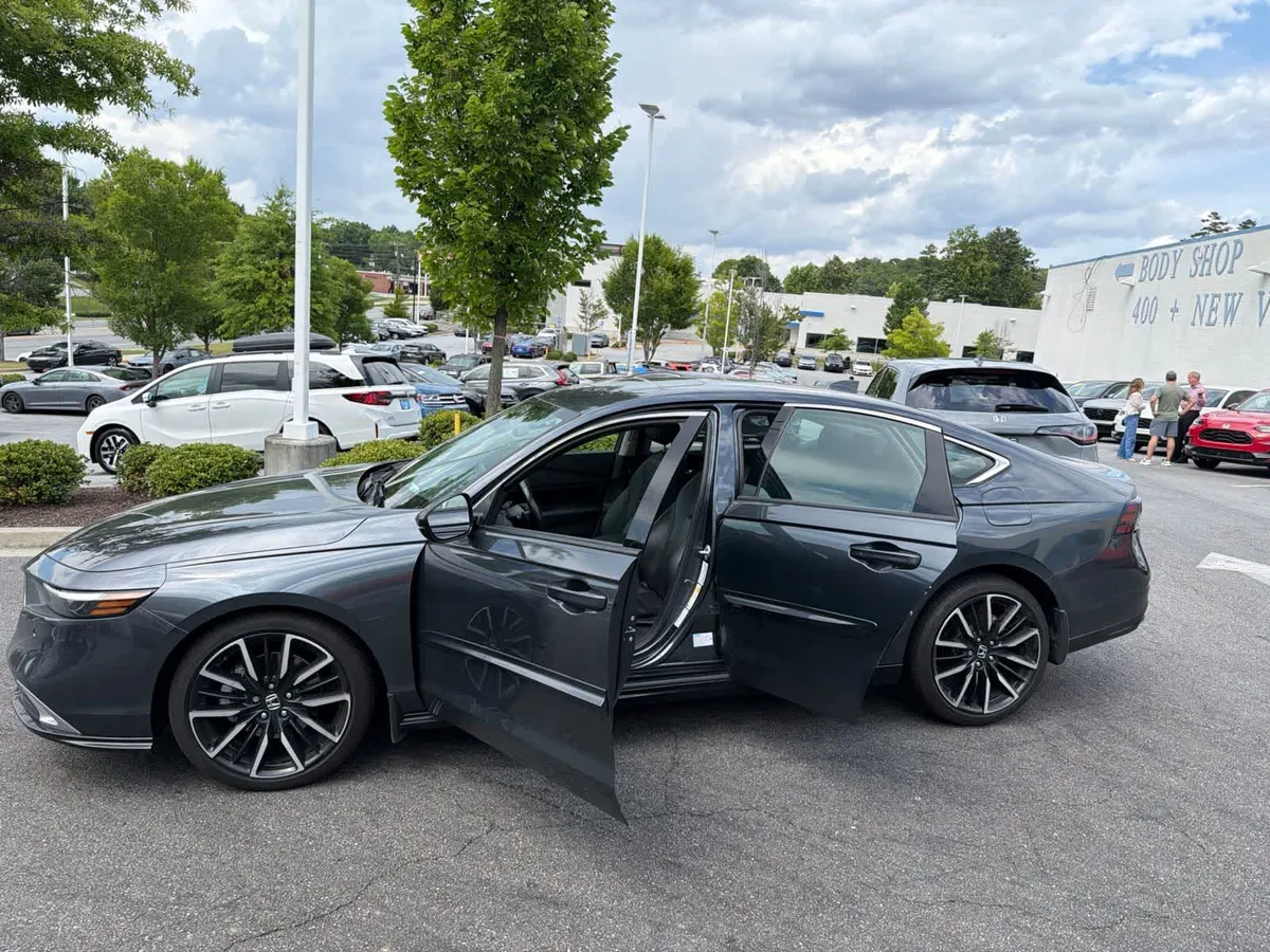 2024 Honda Accord Hybrid Touring thumbnail 19