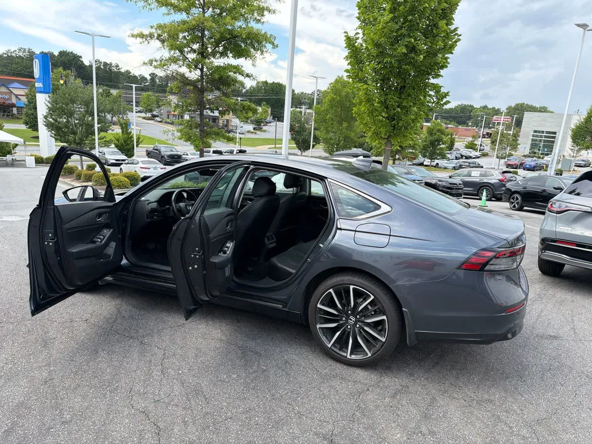 2024 Honda Accord Hybrid Touring thumbnail 21