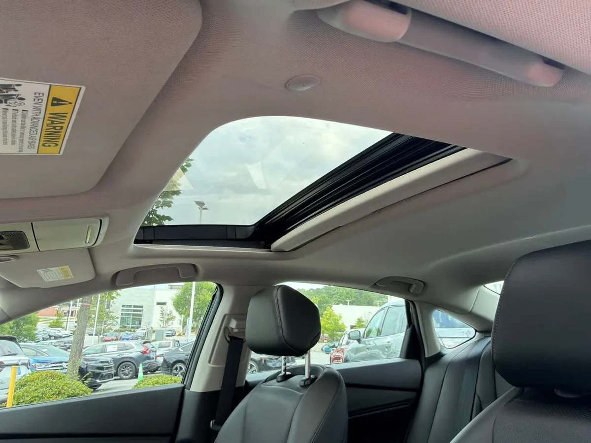 2024 Honda Accord Hybrid Touring thumbnail 23