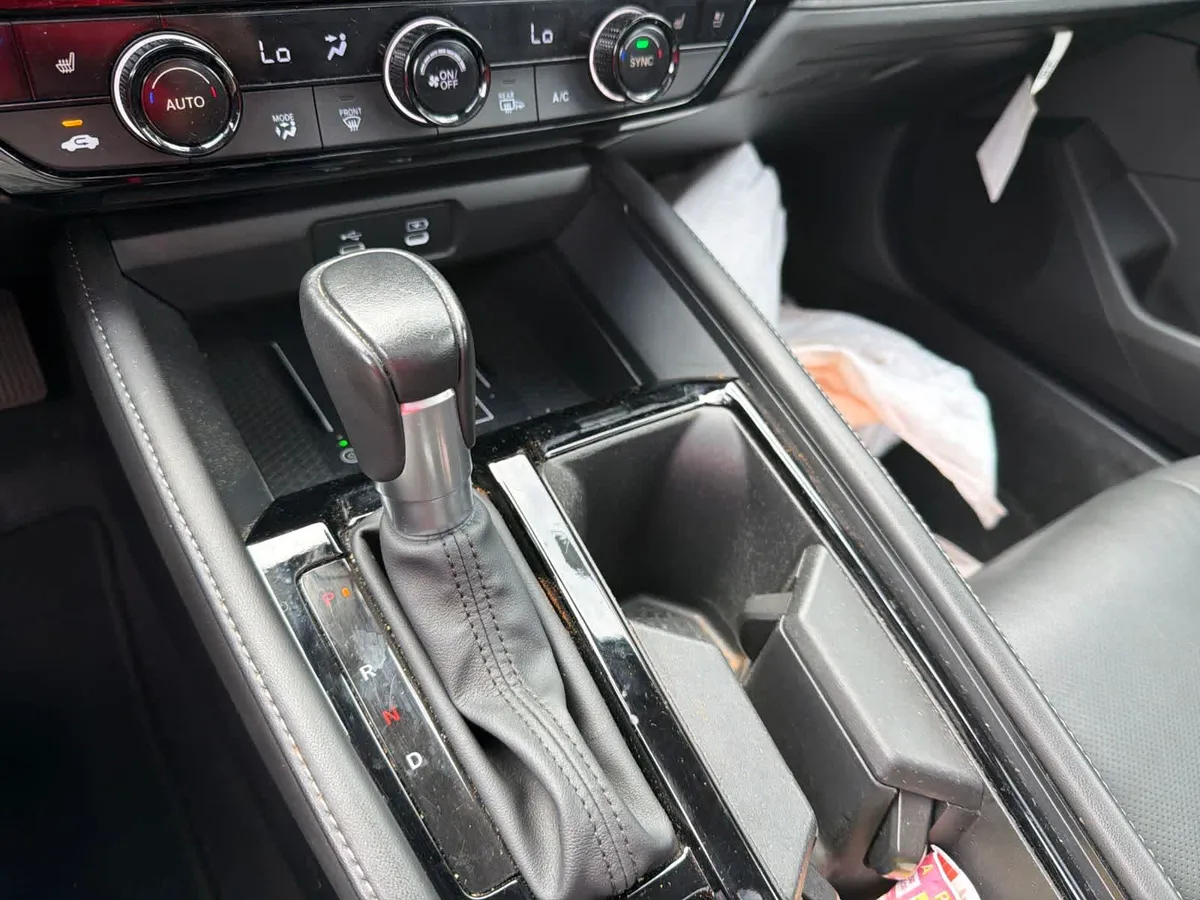 2024 Honda Accord Hybrid Touring thumbnail 25