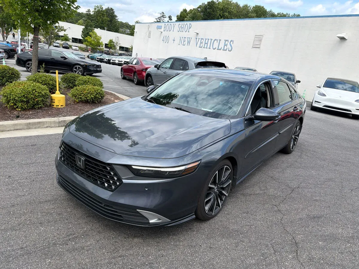 2024 Honda Accord Hybrid Touring thumbnail 3