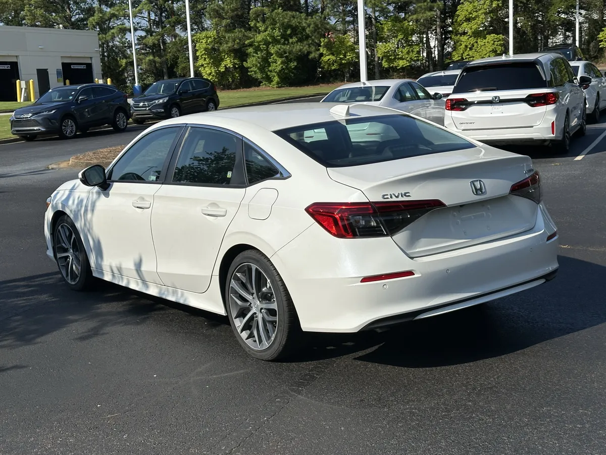 2024 Honda Civic Touring CVT thumbnail 10