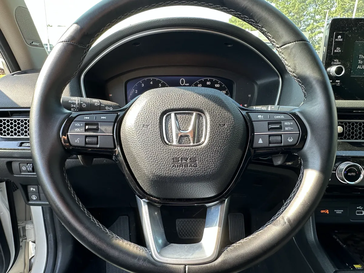 2024 Honda Civic Touring CVT thumbnail 6
