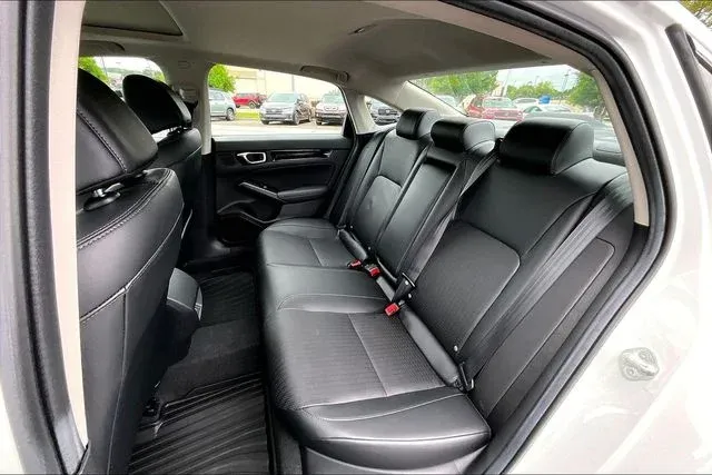 2024 Honda Civic Touring thumbnail 19