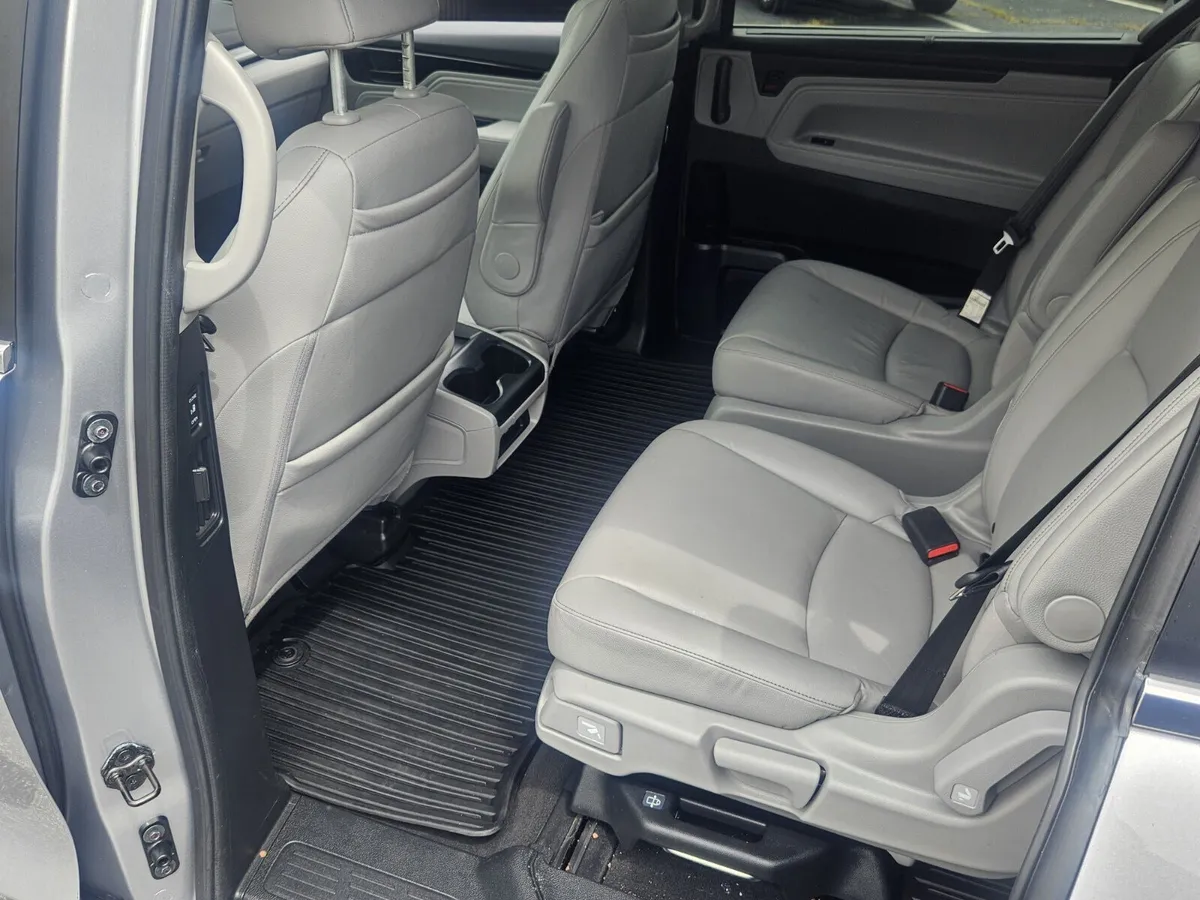 2024 Honda Odyssey Touring thumbnail 12
